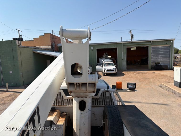 image for item EW8644 2017 Ford F-550 bucket truck