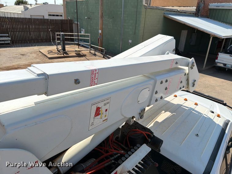 image for item EW8644 2017 Ford F-550 bucket truck
