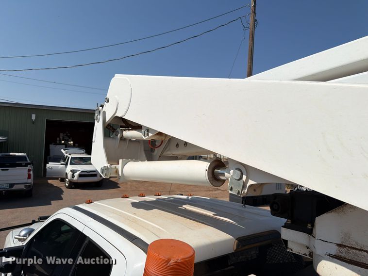 image for item EW8644 2017 Ford F-550 bucket truck