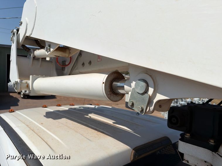 image for item EW8644 2017 Ford F-550 bucket truck