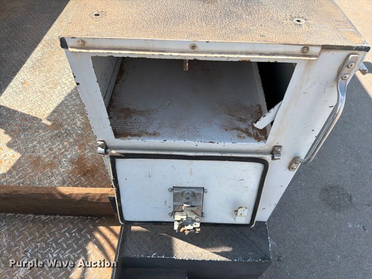 image for item EW8644 2017 Ford F-550 bucket truck
