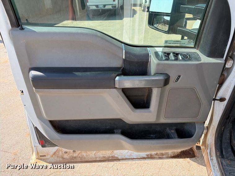 image for item EW8644 2017 Ford F-550 bucket truck