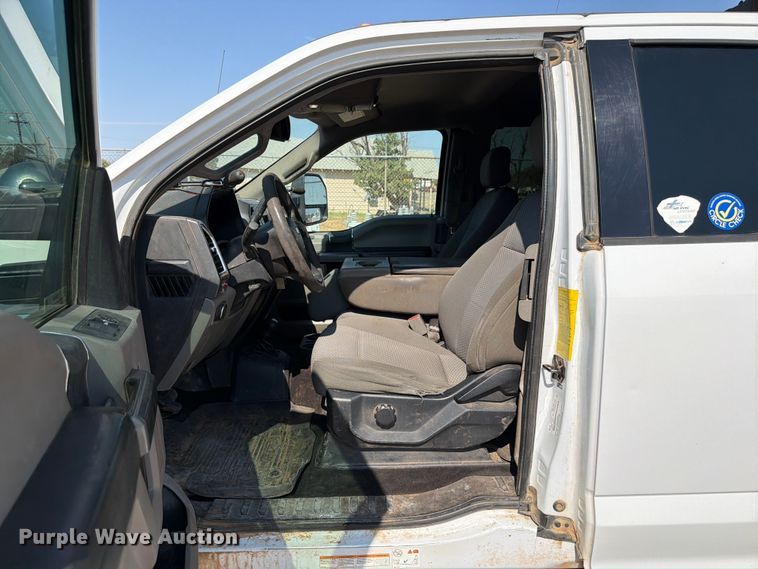 image for item EW8644 2017 Ford F-550 bucket truck