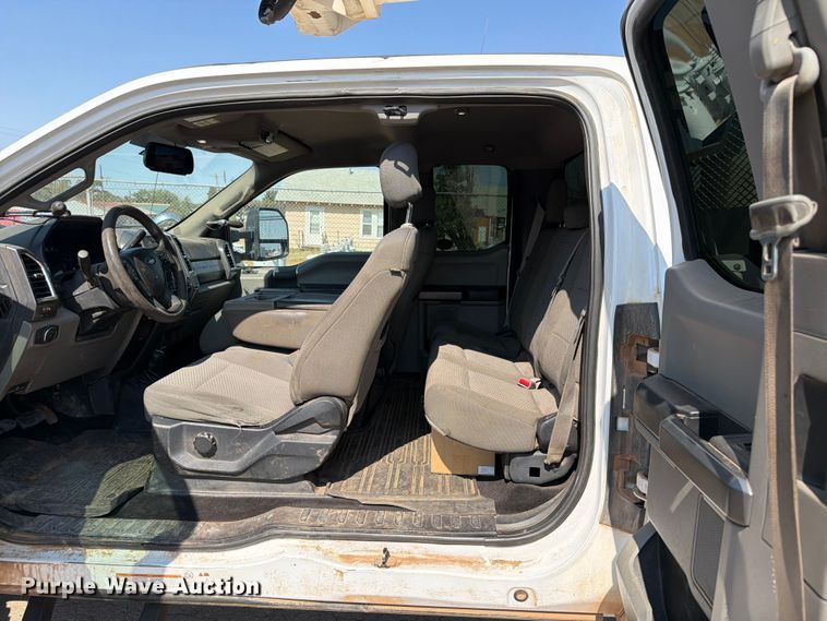image for item EW8644 2017 Ford F-550 bucket truck