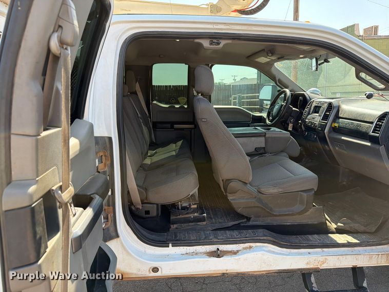 image for item EW8644 2017 Ford F-550 bucket truck