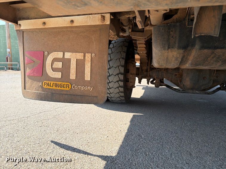 image for item EW8644 2017 Ford F-550 bucket truck