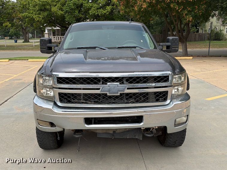 image for item EX4104 2011 Chevrolet Silverado 2500HD Crew Cab flatbed pickup truck