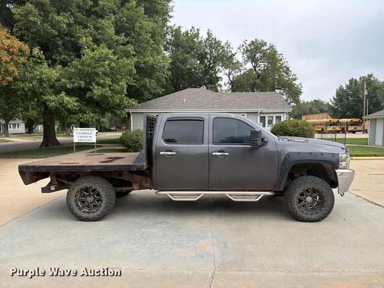 image for item EX4104 2011 Chevrolet Silverado 2500HD Crew Cab flatbed pickup truck