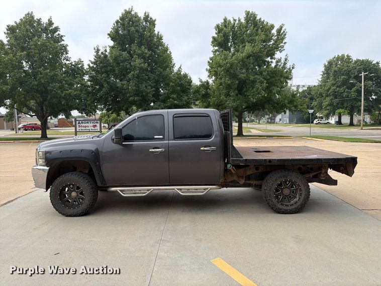 image for item EX4104 2011 Chevrolet Silverado 2500HD Crew Cab flatbed pickup truck