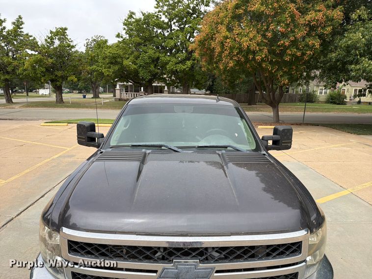 image for item EX4104 2011 Chevrolet Silverado 2500HD Crew Cab flatbed pickup truck