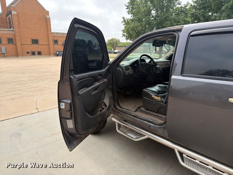 image for item EX4104 2011 Chevrolet Silverado 2500HD Crew Cab flatbed pickup truck
