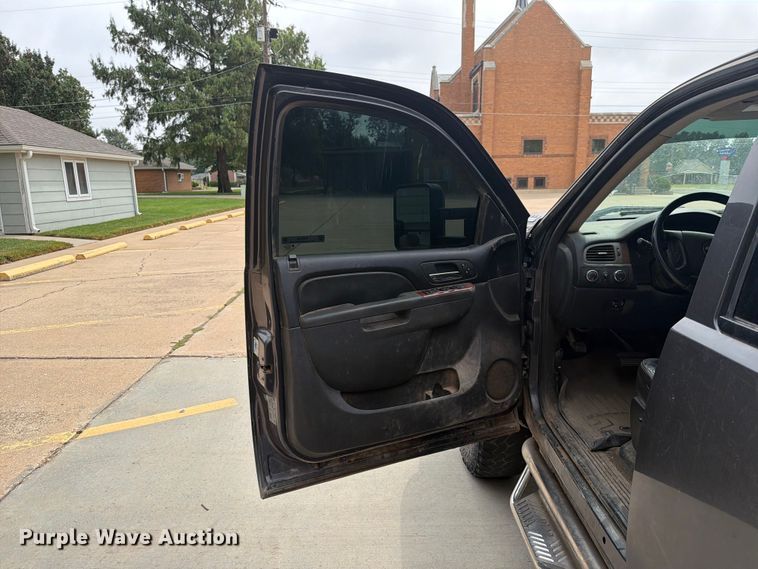 image for item EX4104 2011 Chevrolet Silverado 2500HD Crew Cab flatbed pickup truck