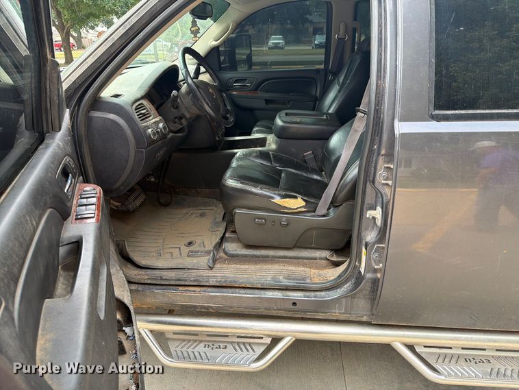 image for item EX4104 2011 Chevrolet Silverado 2500HD Crew Cab flatbed pickup truck