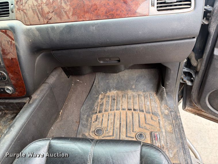image for item EX4104 2011 Chevrolet Silverado 2500HD Crew Cab flatbed pickup truck