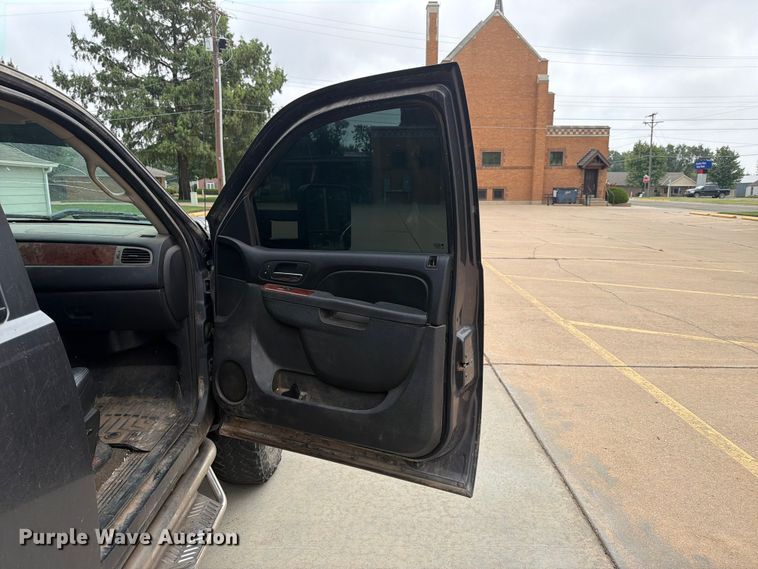 image for item EX4104 2011 Chevrolet Silverado 2500HD Crew Cab flatbed pickup truck