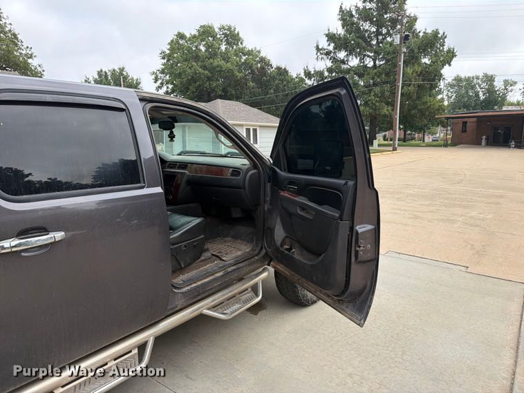 image for item EX4104 2011 Chevrolet Silverado 2500HD Crew Cab flatbed pickup truck