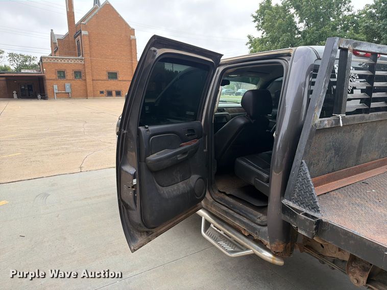 image for item EX4104 2011 Chevrolet Silverado 2500HD Crew Cab flatbed pickup truck