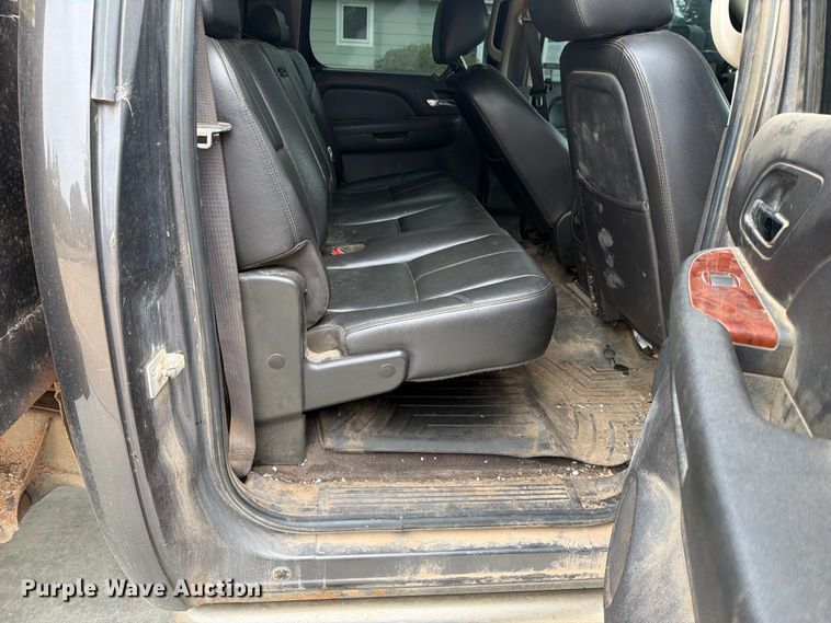 image for item EX4104 2011 Chevrolet Silverado 2500HD Crew Cab flatbed pickup truck