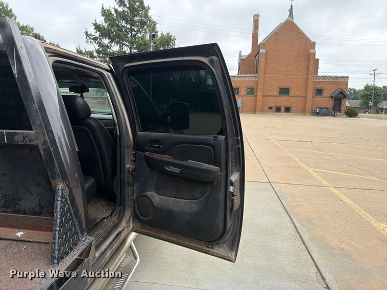 image for item EX4104 2011 Chevrolet Silverado 2500HD Crew Cab flatbed pickup truck