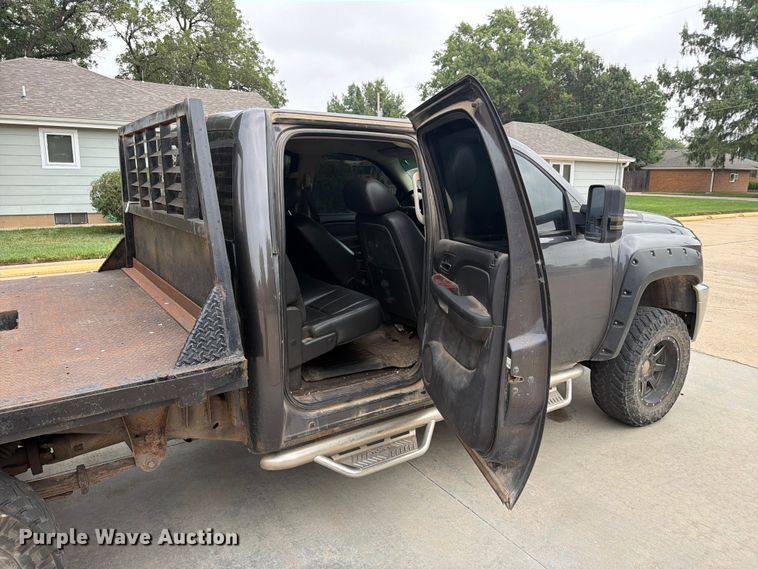 image for item EX4104 2011 Chevrolet Silverado 2500HD Crew Cab flatbed pickup truck