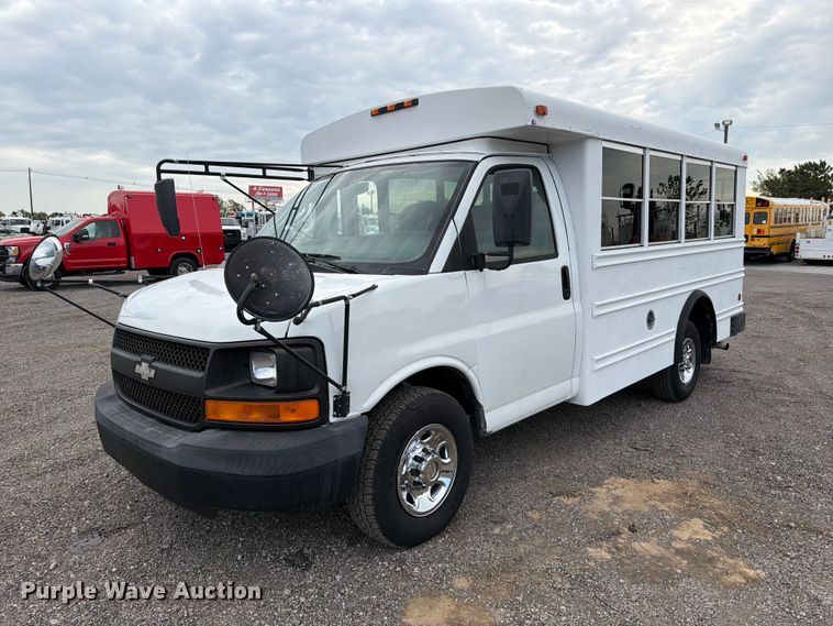 2005 Chevrolet Express 3500 shuttle bus