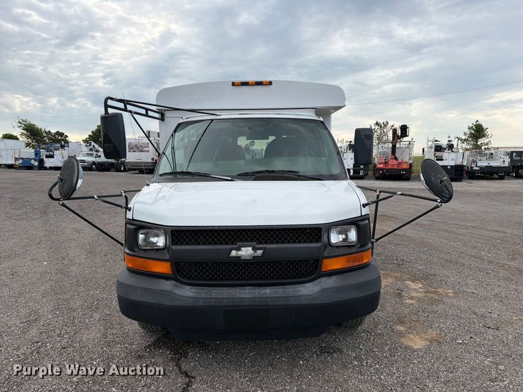 image for item FB4980 2005 Chevrolet Express 3500 shuttle bus