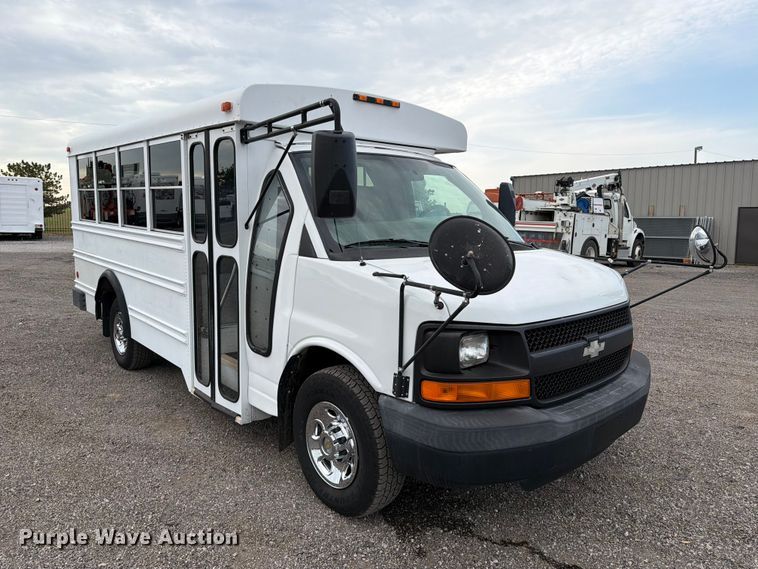 image for item FB4980 2005 Chevrolet Express 3500 shuttle bus