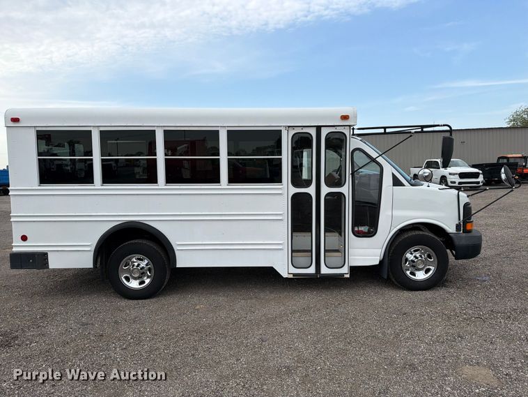 image for item FB4980 2005 Chevrolet Express 3500 shuttle bus