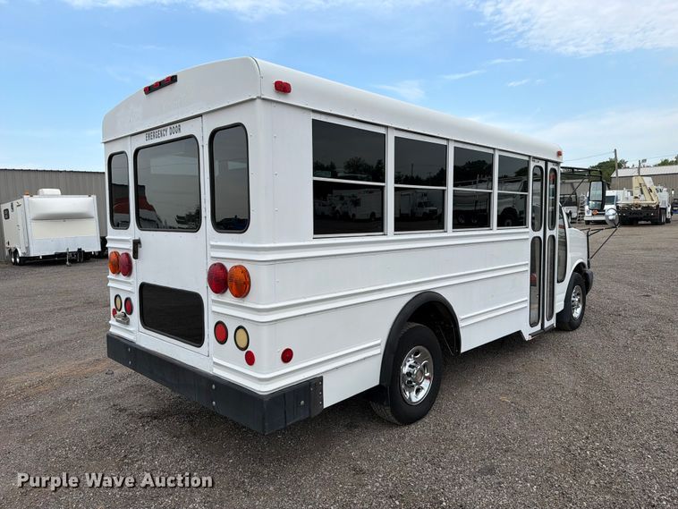 image for item FB4980 2005 Chevrolet Express 3500 shuttle bus