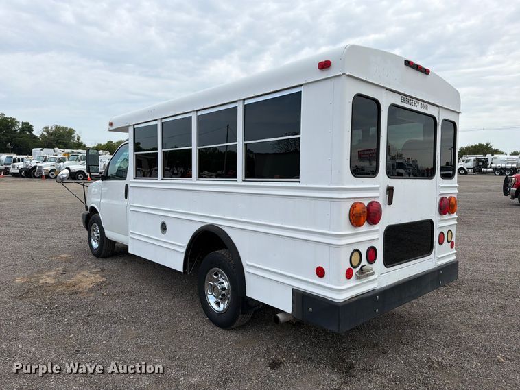 image for item FB4980 2005 Chevrolet Express 3500 shuttle bus