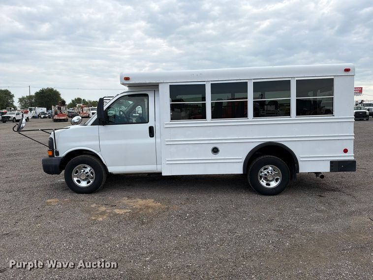 image for item FB4980 2005 Chevrolet Express 3500 shuttle bus