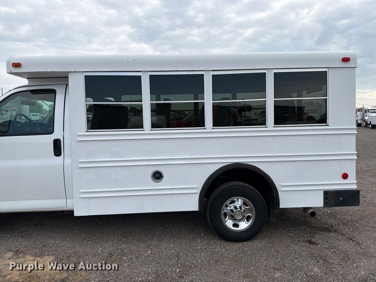 image for item FB4980 2005 Chevrolet Express 3500 shuttle bus