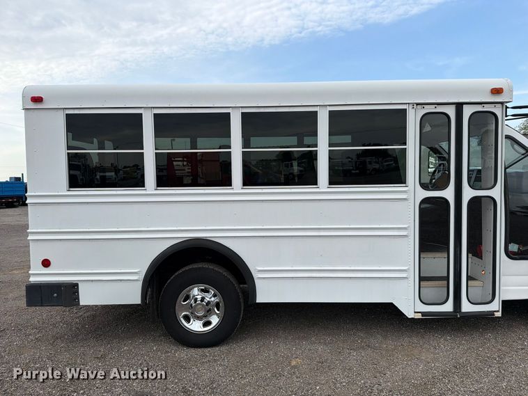 image for item FB4980 2005 Chevrolet Express 3500 shuttle bus
