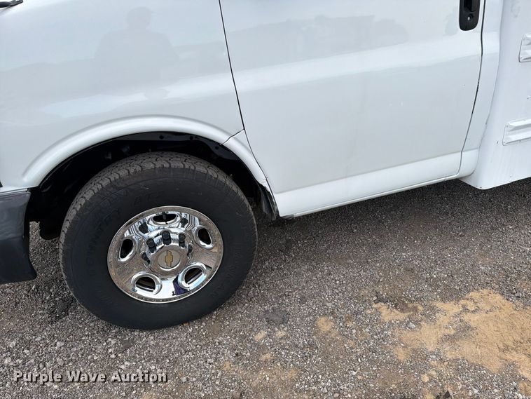 image for item FB4980 2005 Chevrolet Express 3500 shuttle bus