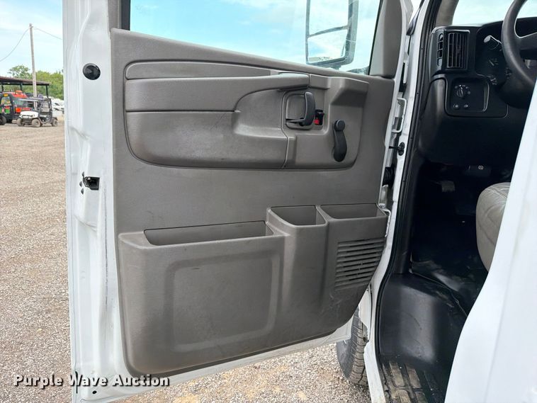 image for item FB4980 2005 Chevrolet Express 3500 shuttle bus