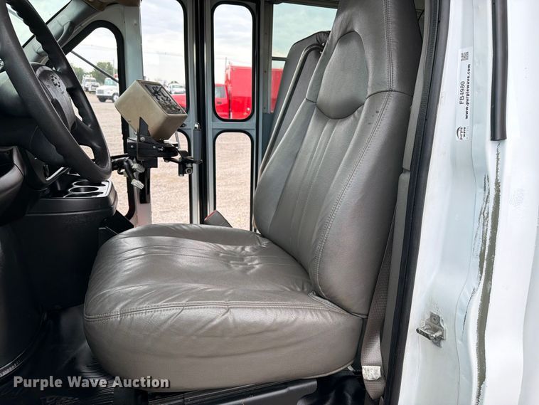 image for item FB4980 2005 Chevrolet Express 3500 shuttle bus