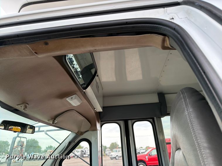 image for item FB4980 2005 Chevrolet Express 3500 shuttle bus