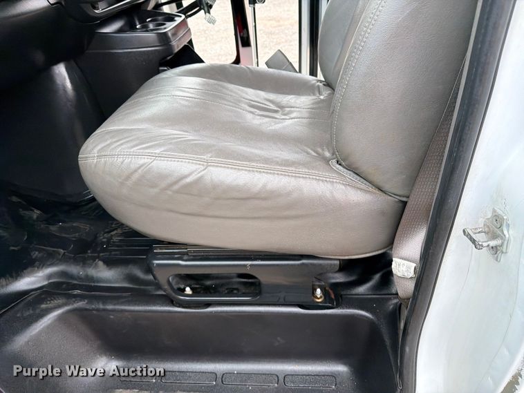 image for item FB4980 2005 Chevrolet Express 3500 shuttle bus