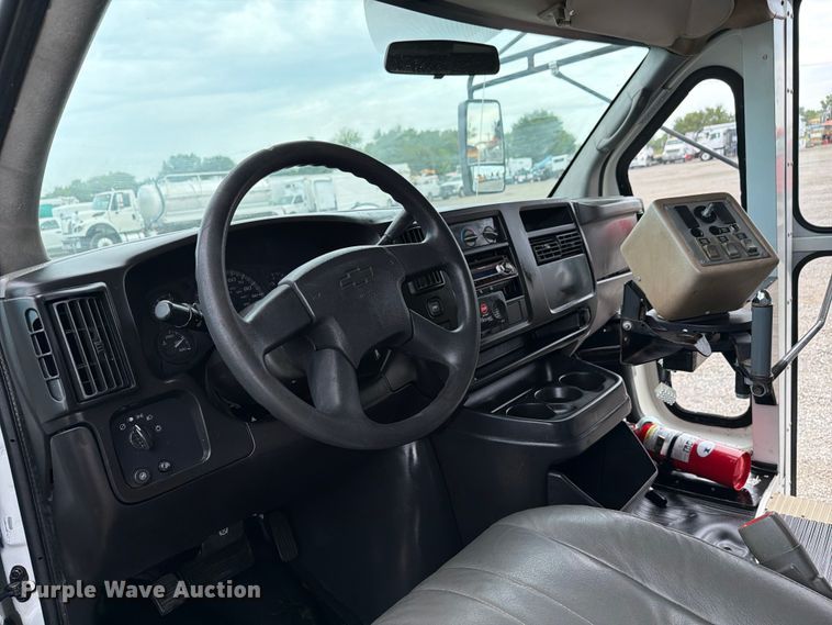 image for item FB4980 2005 Chevrolet Express 3500 shuttle bus