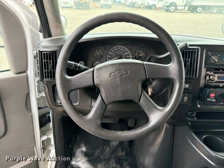 image for item FB4980 2005 Chevrolet Express 3500 shuttle bus