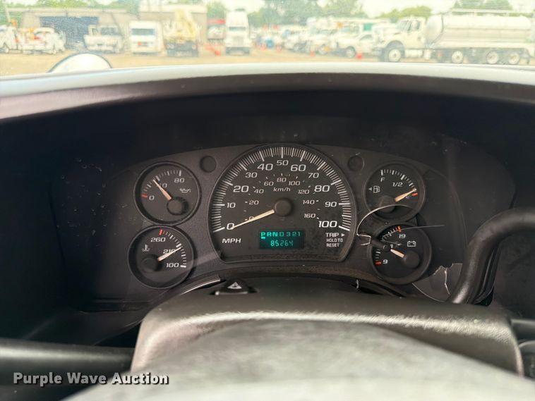 image for item FB4980 2005 Chevrolet Express 3500 shuttle bus