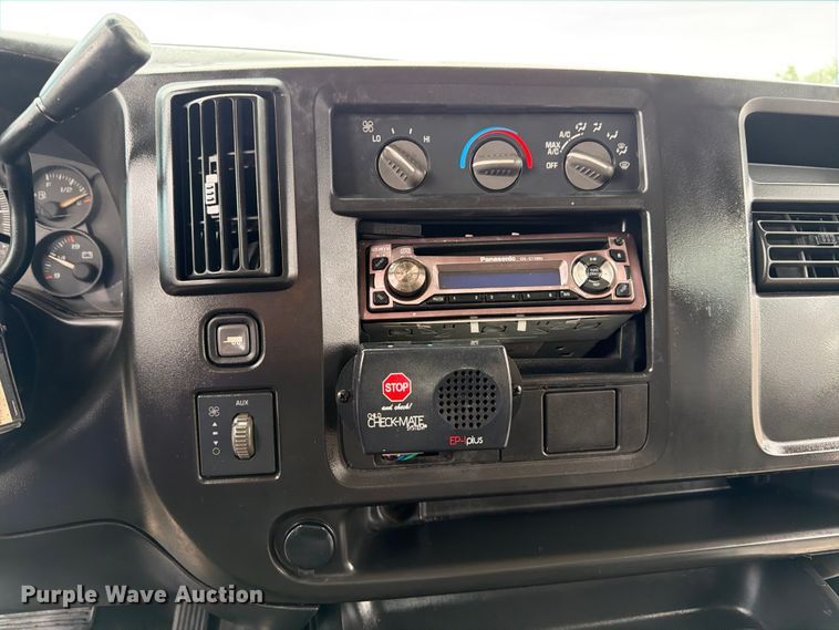image for item FB4980 2005 Chevrolet Express 3500 shuttle bus