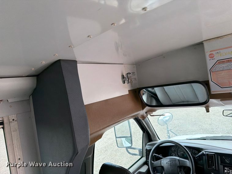 image for item FB4980 2005 Chevrolet Express 3500 shuttle bus