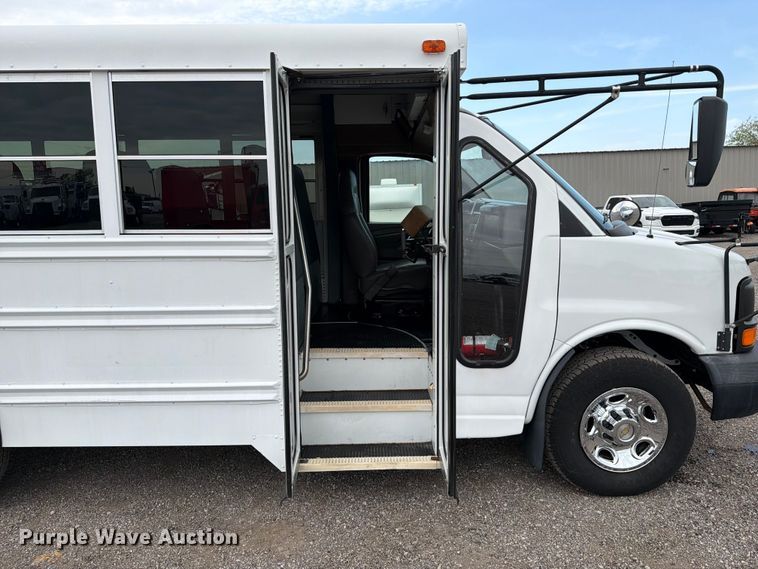 image for item FB4980 2005 Chevrolet Express 3500 shuttle bus