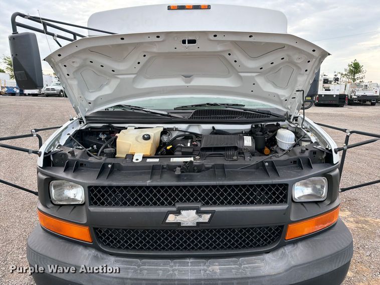 image for item FB4980 2005 Chevrolet Express 3500 shuttle bus