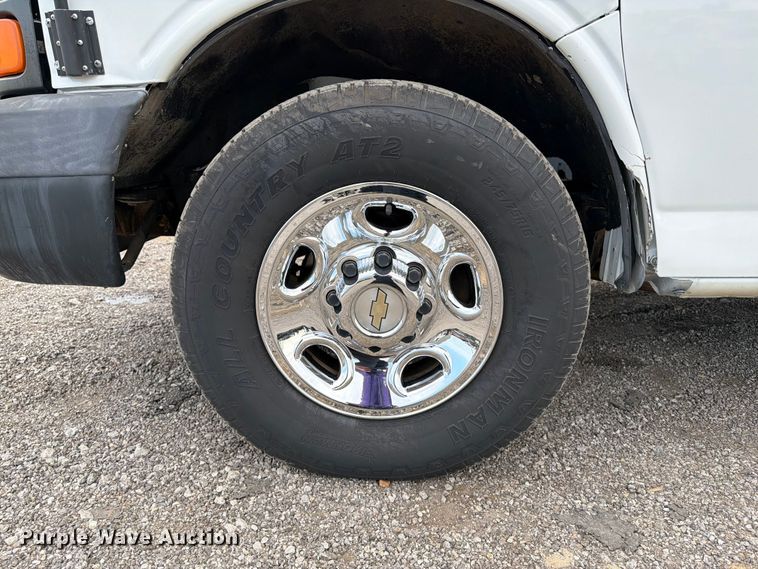 image for item FB4980 2005 Chevrolet Express 3500 shuttle bus