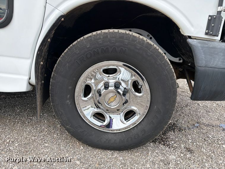 image for item FB4980 2005 Chevrolet Express 3500 shuttle bus