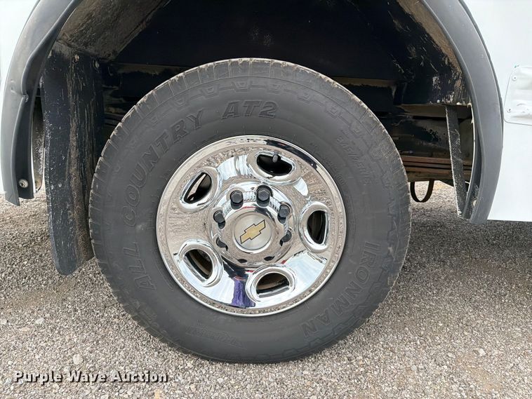 image for item FB4980 2005 Chevrolet Express 3500 shuttle bus