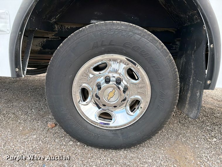 image for item FB4980 2005 Chevrolet Express 3500 shuttle bus
