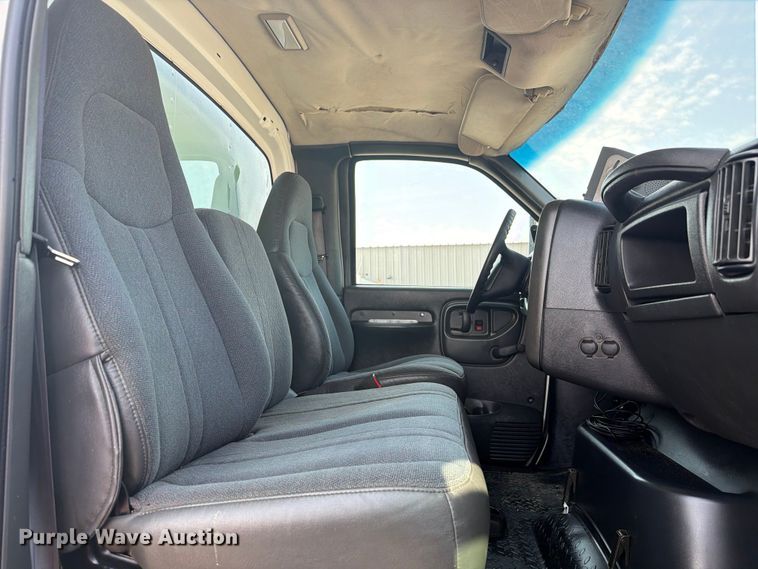 image for item FB4989 2007 Chevrolet C7000 box truck
